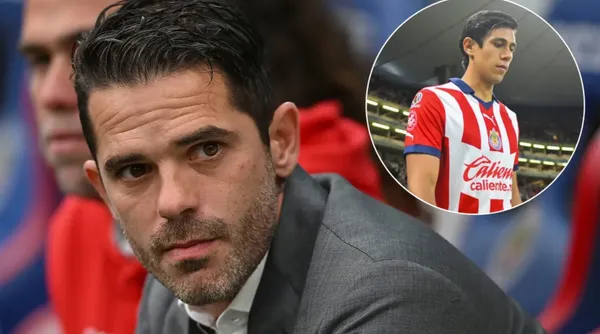 Fernando Gago sentado en la banca de suplentes de Chivas / Rebaño Pasíon