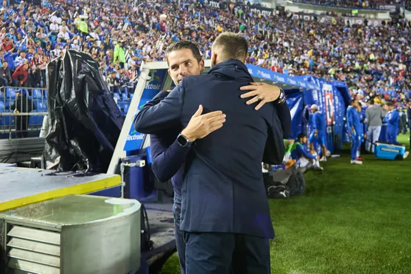 Fernando Gago y Martín Ansemi en un partido de Cruz Azul vs Chivas (Foto: Mexsport)