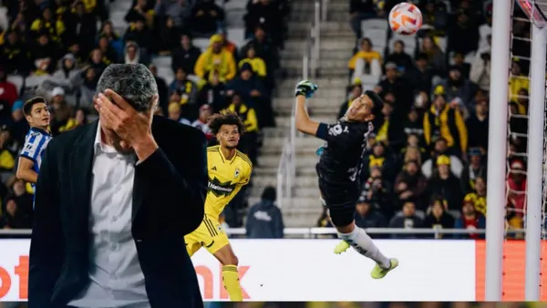 Fernando Ortiz y jugadores del Rayados vs Columbus Foto: DLPTLV