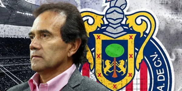 Fernando Quirarte junto al escudo de Chivas / FOTO MILENIO