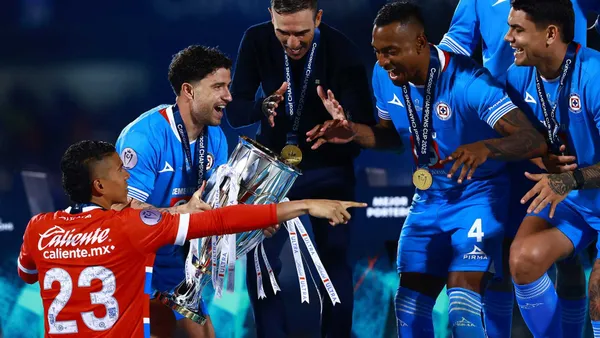 Festejo de jugadores de Cruz Azul (Foto: MEXSPORT)