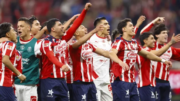 Festejo de los jugadores de Chivas tras vencer al América