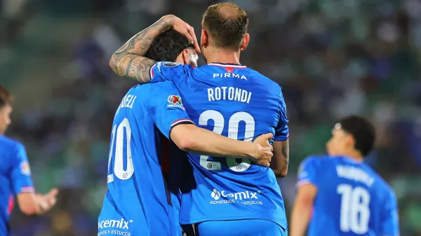 Festejo de los jugadores de Cruz Azul tras la victoria a Santos