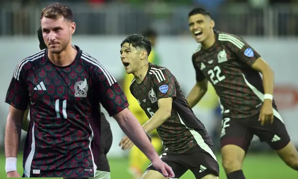 Festejo del gol de Arteaga, a la derecha, Memo Martínez (EFE)