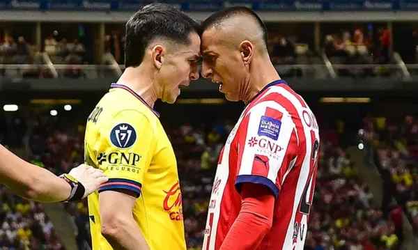 Fidalgo pelea con Roberto Alvarado en estadio Akron (Fuente: Mexsports)