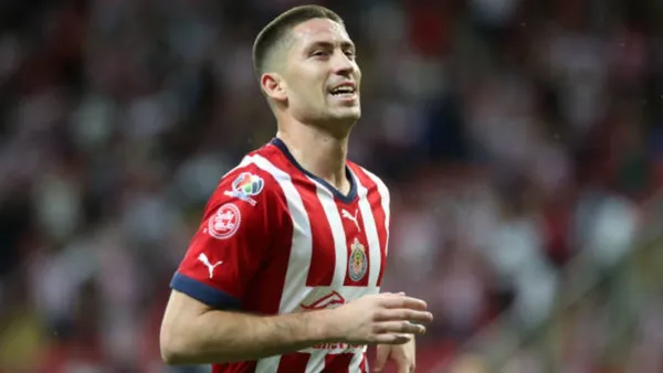 Finalmente, Santiago Ormeño pudo anotar su gol con Chivas y la reacción de Ricardo Cadena sorprendió a los chivahermanos