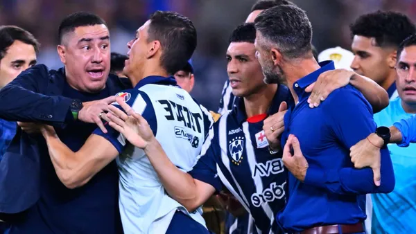 Fuerte encntrón entre Efraín Juárez y Martín Demichelis (Foto: MEXSPORT)