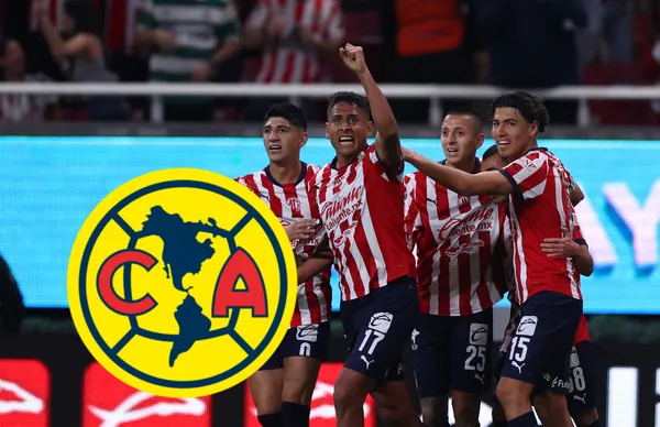 Futbolistas celebrando y escudo del América/ Foto Chivas.