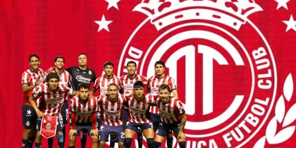Futbolistas de Chivas junto al escudo del Toluca / FOTO RÉCORD