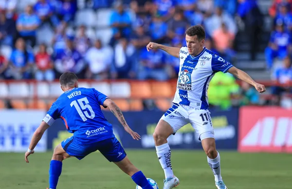 Futbolistas disputando partido/ Foto ESTO.