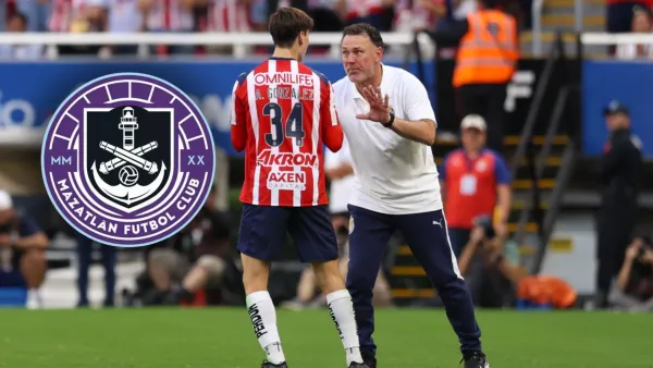 Gabriel Milito dando la indicaciones al delantero Armando González