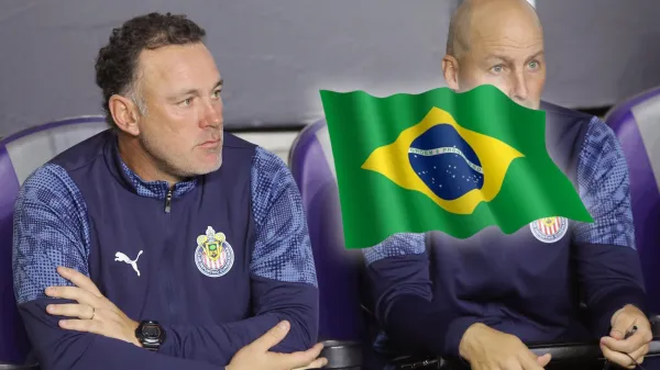 Gabriel Milito dirigiendo a Chivas durante el duelo ante Mazatlán