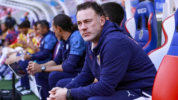 Gabriel Milito en la banca técnica del Akron