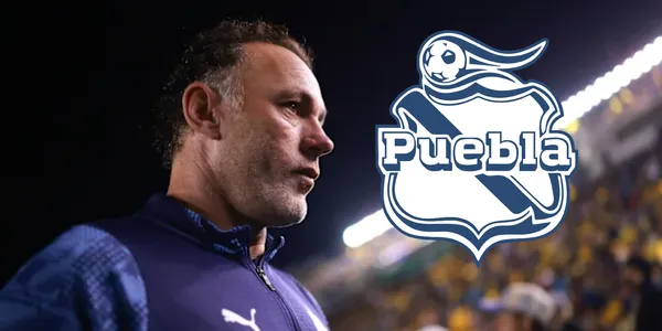 Gabriel Milito junto al escudo del Club Puebla / FOTO SPORT ILLUSTRATED