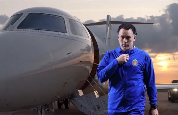 Gabriel Milito y avión de pasajeros/Foto Recommend Ru.