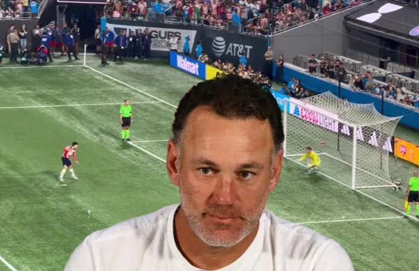 Gabriel Milito y jugador pateando penal/Foto Chivas.