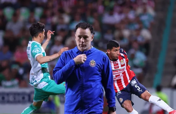 Gabriel Milito y jugadores disputando balón/ Foto Chivas.
