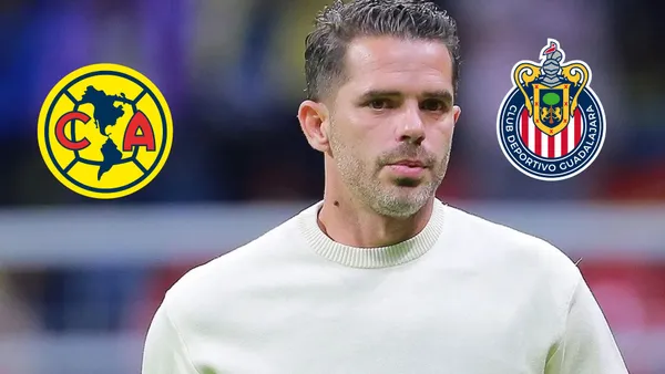 Gago con los logos de chivas y américa