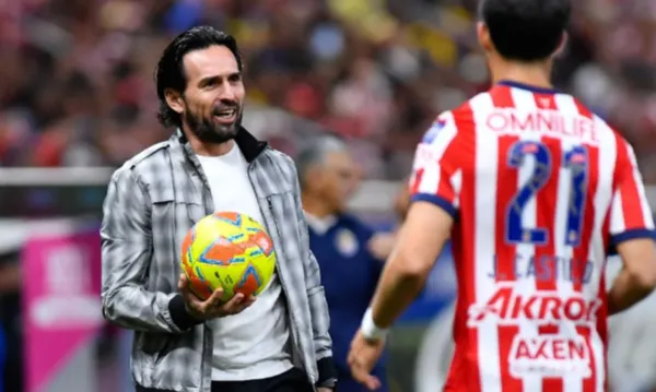 Gerardo Espinoza con un balón, en el juego de Chivas (Fuente: Mexsports)