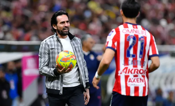 Gerardo Espinoza da instrucciones a un jugador de las Chivas (Fuente: Mexsports)