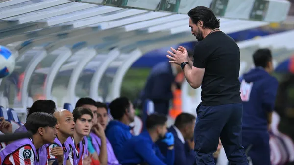 Gerardo Espinoza y delanteros de Chivas (Foto: MEXSPORT)