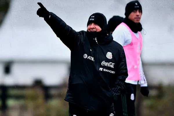 Gerardo "Tata" Martino sigue poniendo su puesto en duda, y podría reconsiderar su determinación de mantenerse al frente del Tri.