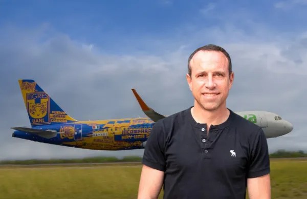 Gerardo Torrado y avión de Tigres/ Foto Aviación News.