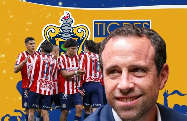 Gerardo Torrado y jugadores de Chivas/ Foto Hinos.