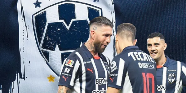 Germán Berterame, Sergio canales y Sergio Ramos junto al escudo de Rayados / FOTO JUAN FÚTBOL