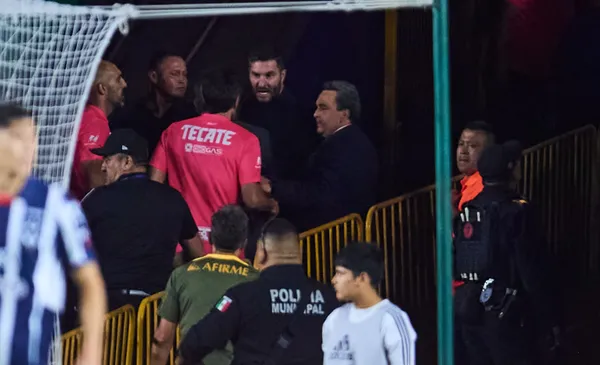 Gignac ingresa a túnel a reclamar a la gente de Rayados (Fuente: Mexsports)