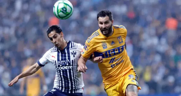 Gignac pelea una pelota junto a Aguirre de Rayados (Fuente: Mexsports)