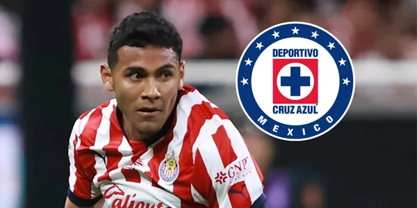 Gilberto Sepúlveda junto al escudo de Cruz Azul / FOTO FUTBOL TOTAL