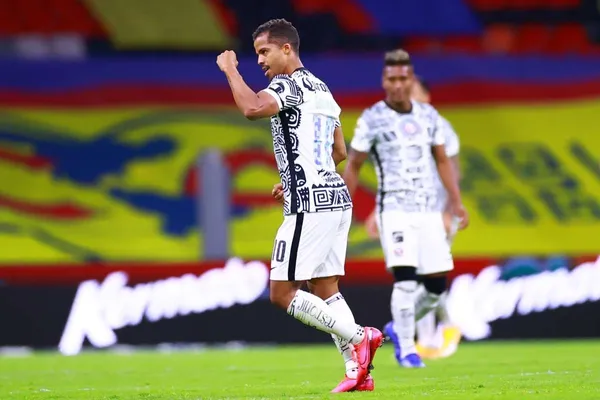 Giovani Dos Santos luego de medio año sin anotar no se contuvo y así festejó su gol, con dedicatoria incluida.