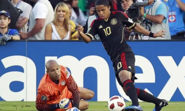 Giovani dos Santos se saca de la marca del portero de USA (Fuente: Diez)