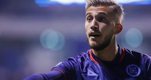 Gonzalo Piovi pide una falta al árbitro en juego de Cruz Azul (Fuente: Mexsports)