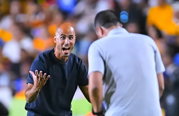 Guido Pizarro celebra, mientras crece el rumor de que Julián Quiñones podría llegar como su refuerzo ideal/ Foto MexSport.