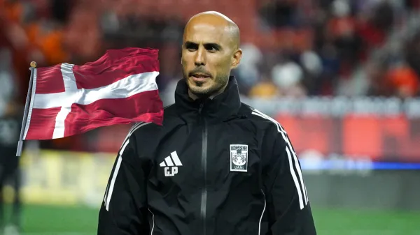 Guido Pizarro dirigiendo a Tigres