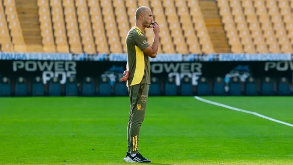 Guido Pizarro dirigiendo su primera práctica con Tigres (Foto: Tigres vía X)