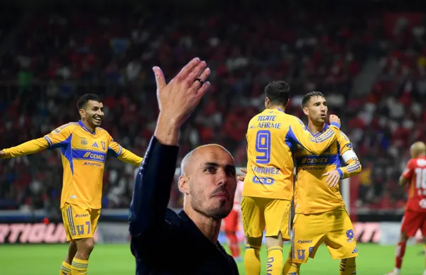 Guido Pizarro y jugadores de Tigres/Foto FDP Radio.
