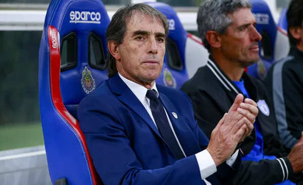 Guillermo Almada en banco de estadio de Chivas (Fuente: Mexsports)