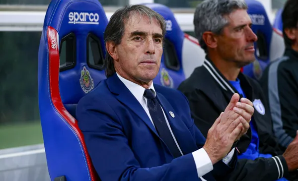 Guillermo Almada en el banquillo del estadio de Chivas (Fuente: Mexsports)