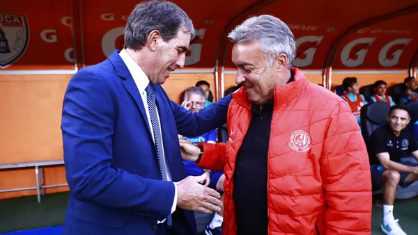 Guillermo Almada saludando a Doménec Torrent (Foto: MEXSPORT)