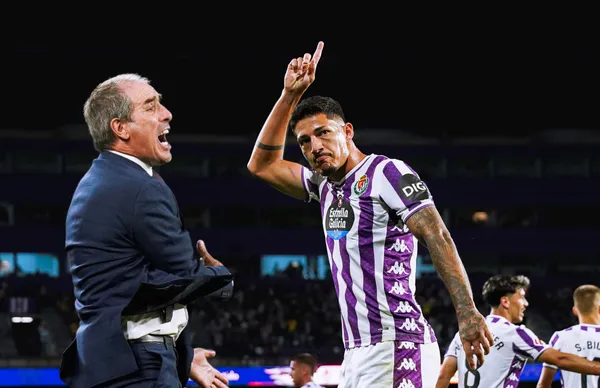 Guillermo Almada y jugadores/Foto Real Valladolid.