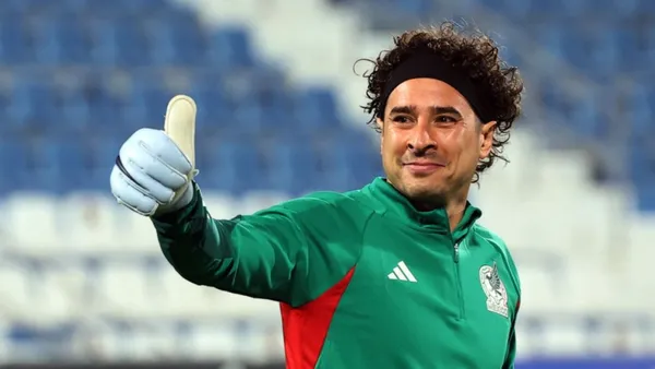Guillermo Ochoa con el buzo de la Selección de México. (Foto: Al Majalla)