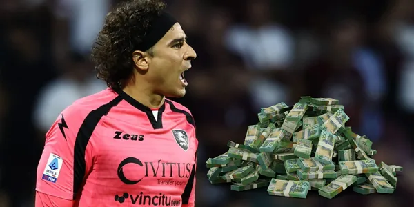 Guillermo Ochoa con la playera de Salernitana / Foto: Getty Images