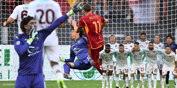 Guillermo Ochoa de nueva cuenta vuelve a ser protagonista con Salernitana, pero uno de sus compañeros le podría poner el pie