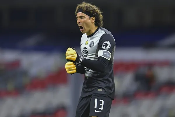 Guillermo Ochoa demostró sus dotes de delantero y se mandó un golazo en las prácticas del América.