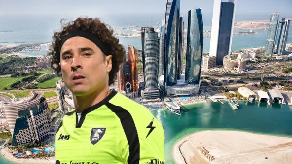Guillermo Ochoa durante su etapa en el Salernitana y de fondo Abu Dabi