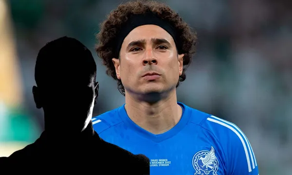 Guillermo Ochoa en selección mexicana de fútbol, junto a él, una sombra. / Mexsports