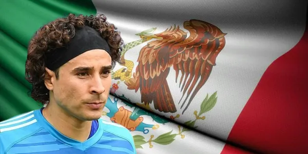 Guillermo Ochoa junto a la bandera de México / FOTO WIKIPEDIA
